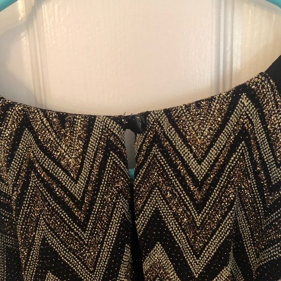 Boston Proper Glitter Zig Zag cold shoulder top Size S NWOT - Picture 5 of 8